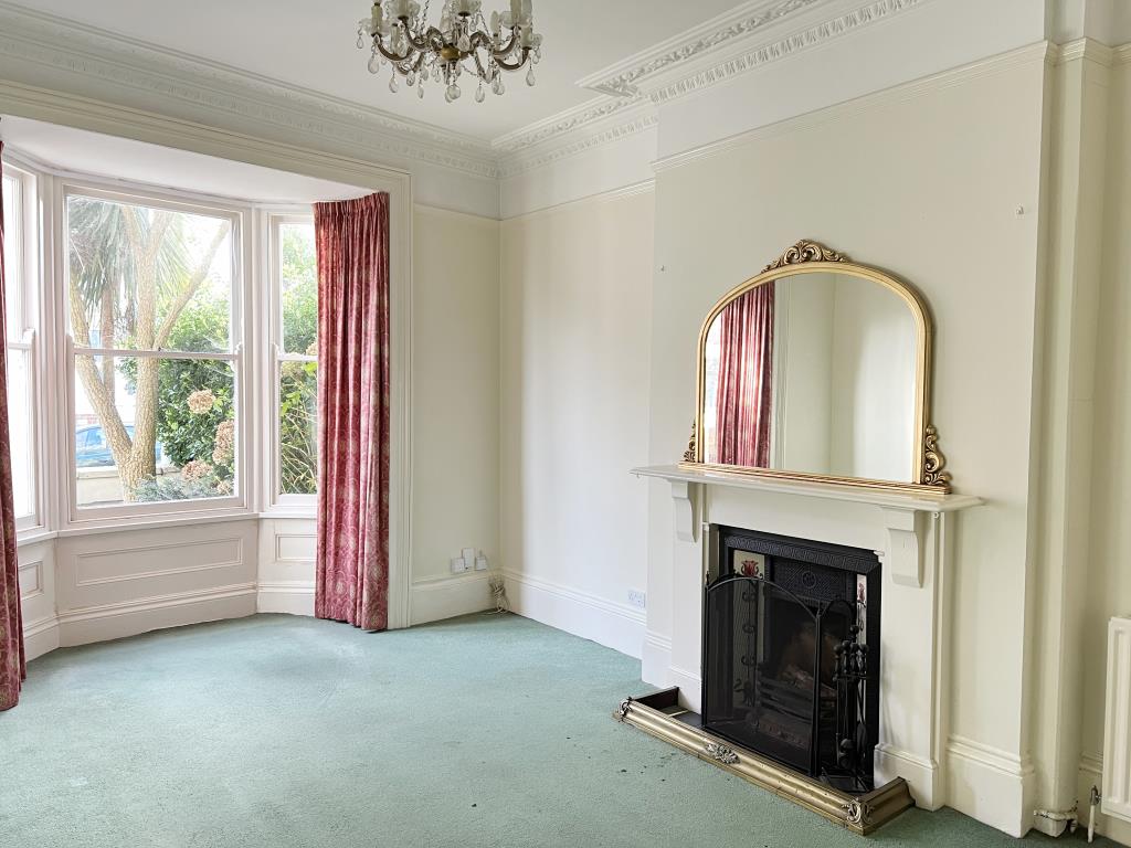 Lot: 146 - FIVE-BEDROOM HOUSE FOR INVESTMENT OR OCCUPATION - Bay window fire place and original features